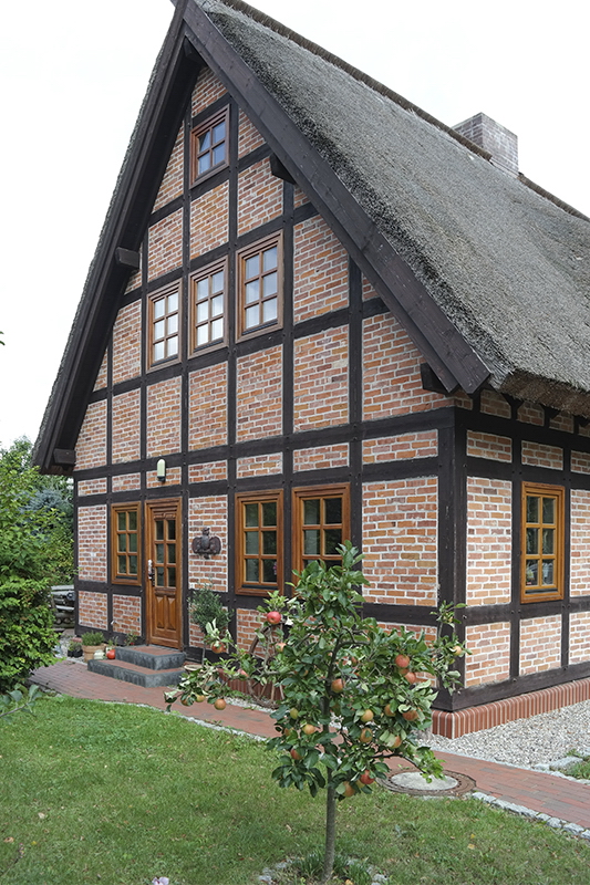 Haus Mecklenburgische Seenplatte SAM_3795 Kopie.jpg - schöne Häuser mit Rieddächern